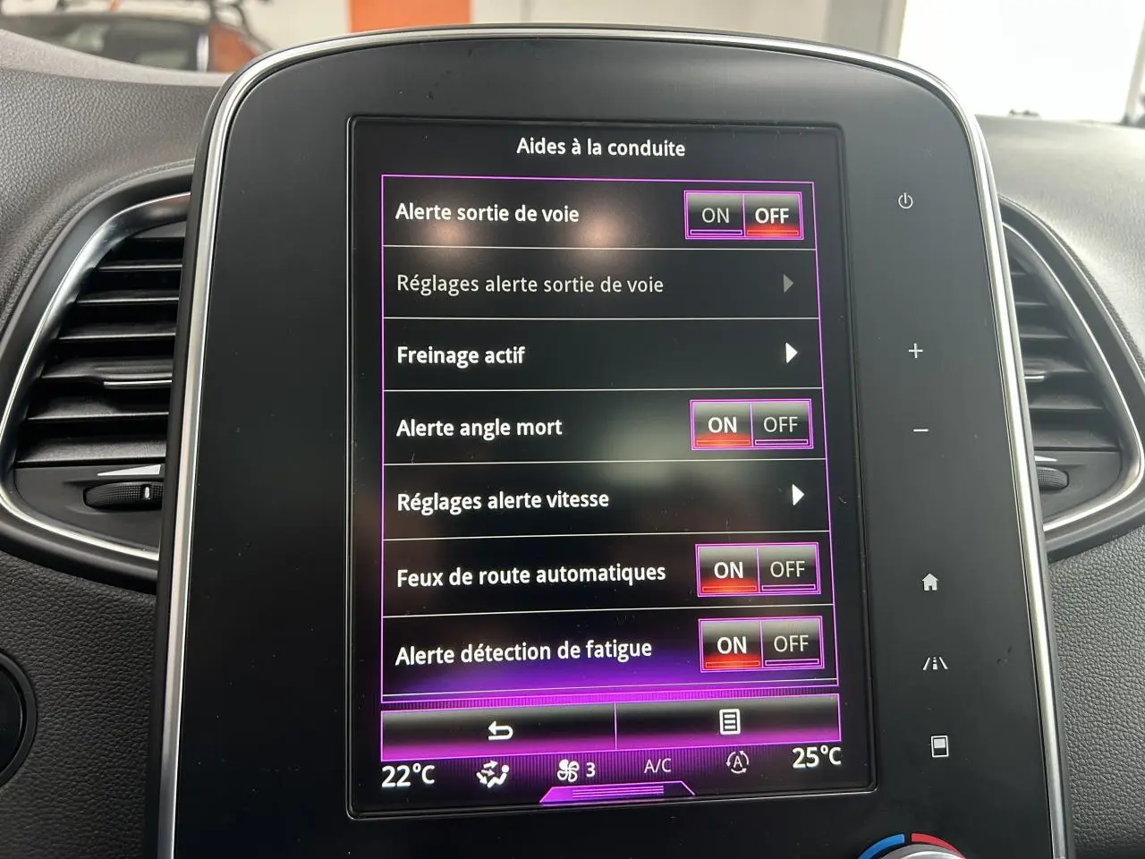 Écran tactile central du Renault Scénic Grand IV montrant les réglages d’aides à la conduite, vue de face intérieure.