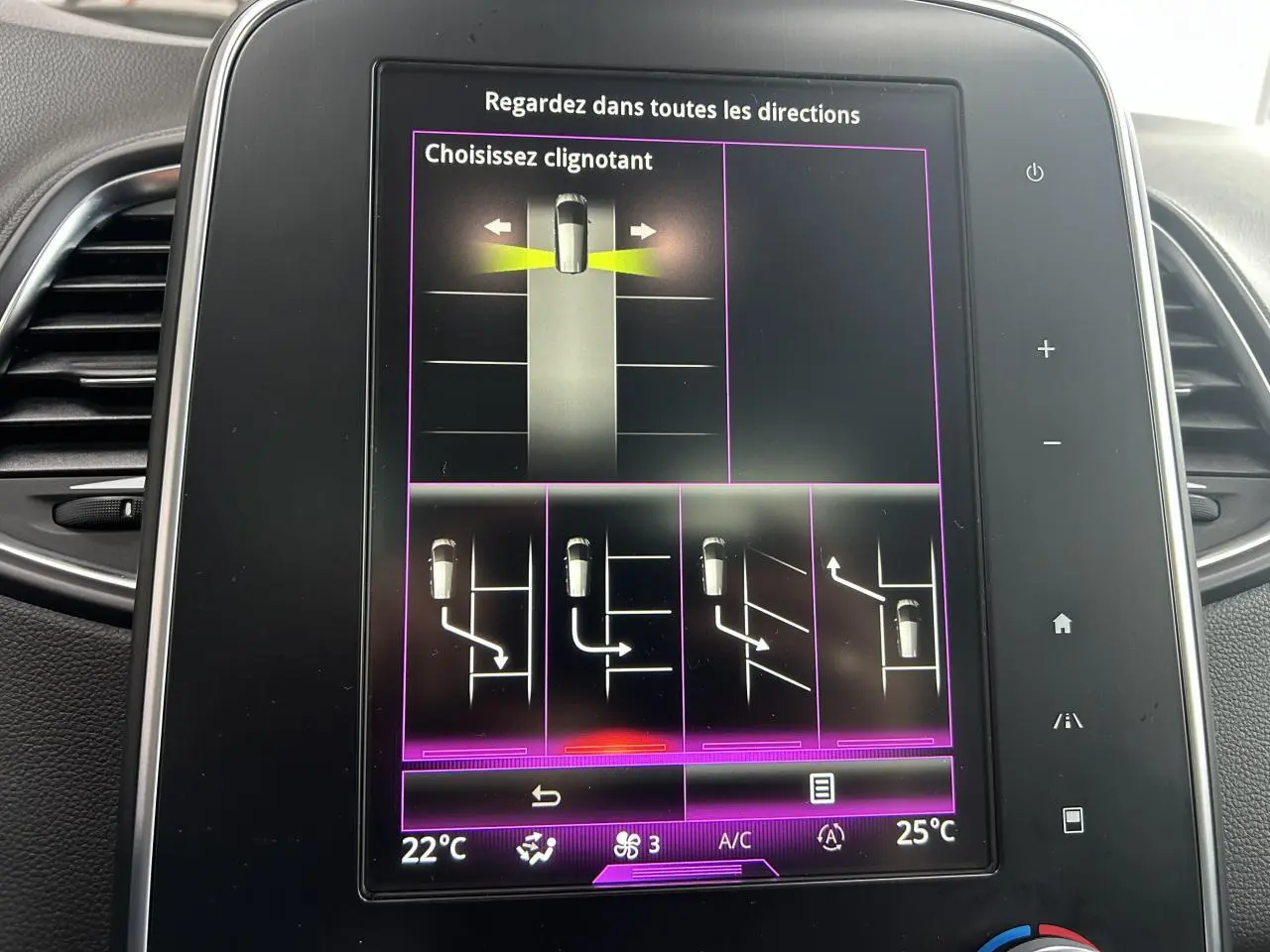 Écran tactile central du Renault Scenic Grand IV montrant l'assistance au stationnement avec options de clignotants.