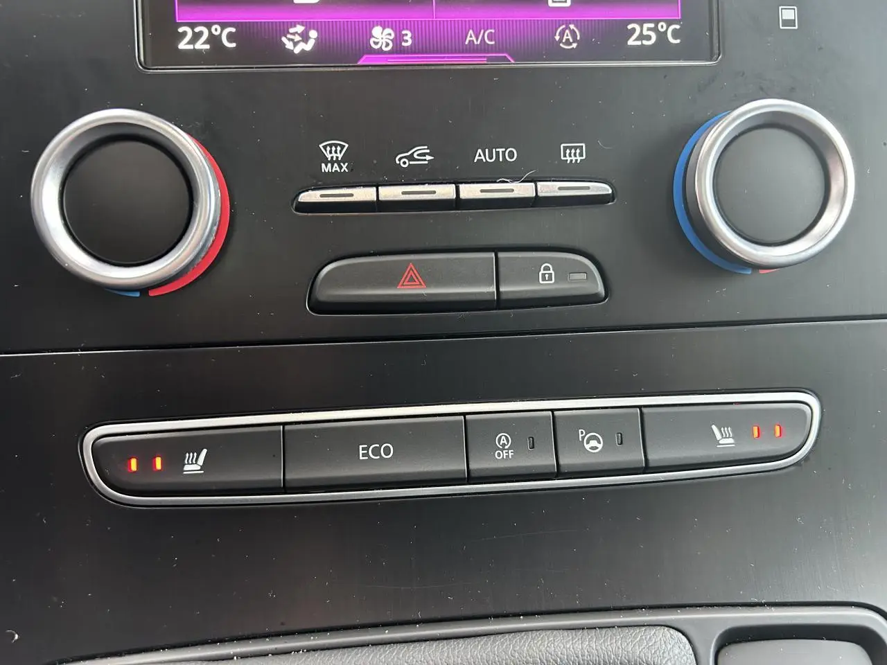 Panneau de commandes climatisation et sièges chauffants du Renault Scenic Grand IV marron clair, vue rapprochée intérieure.