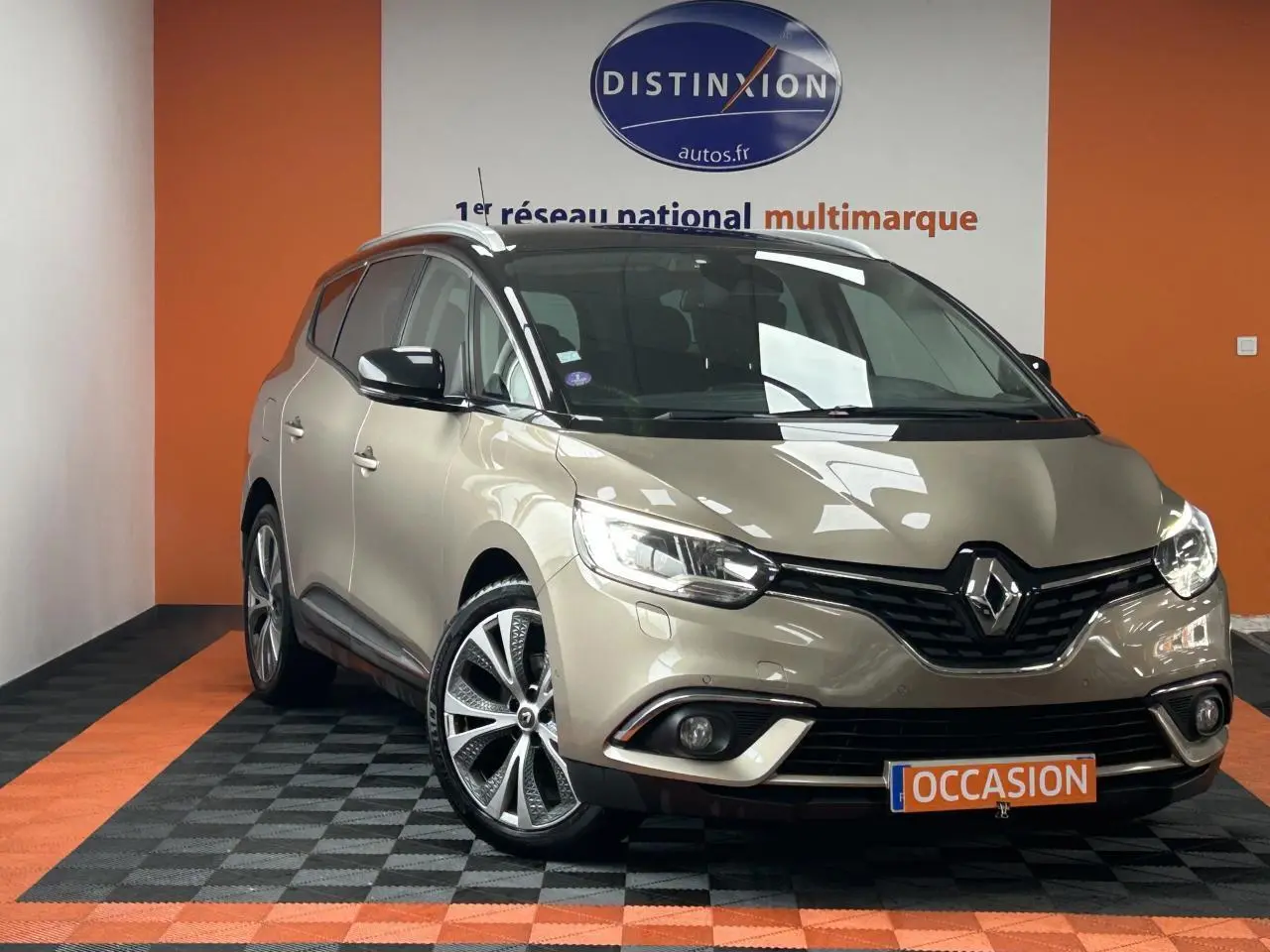 Renault Scenic Grand IV marron clair vu en 3/4 avant droit avec jantes alliage et toit panoramique noir.