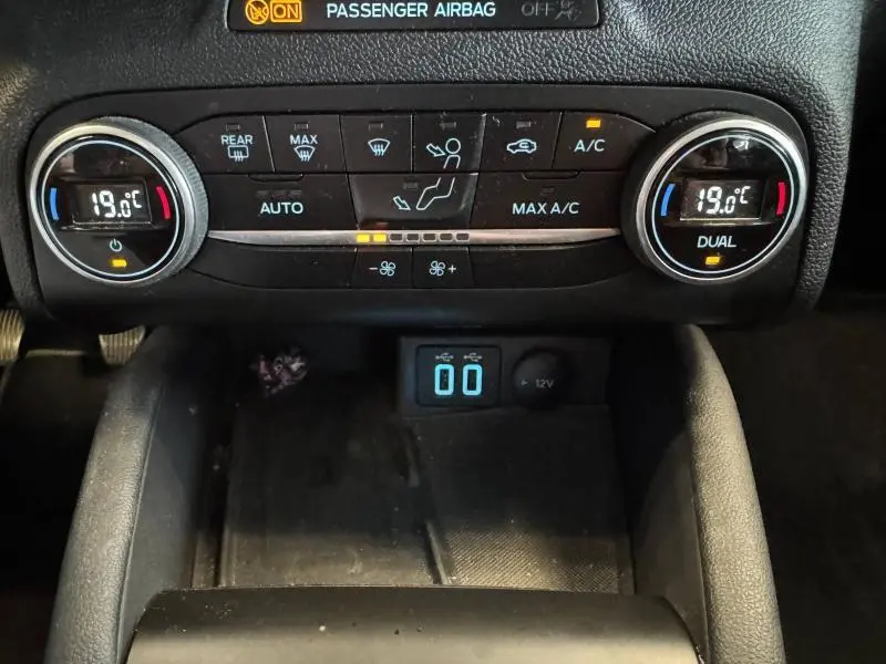 Détail de la console centrale noire avec commandes climatisation bi-zone et affichage digital température à 19°C sur Ford Focus 2021