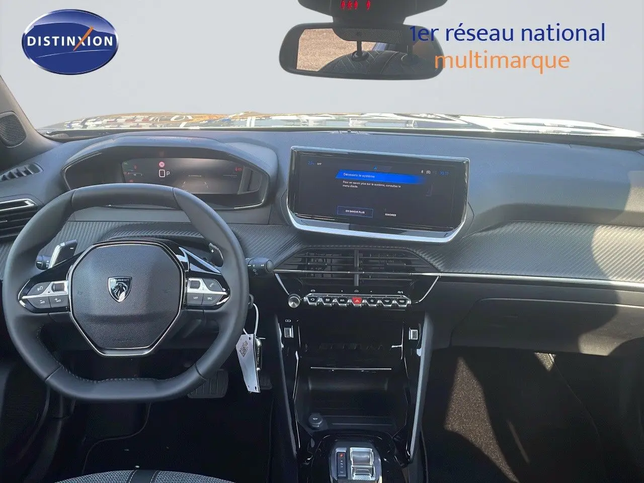 Vue intérieure avant du Peugeot 2008 Hybrid 136ch Allure 2025 avec tableau de bord moderne et écran tactile central.