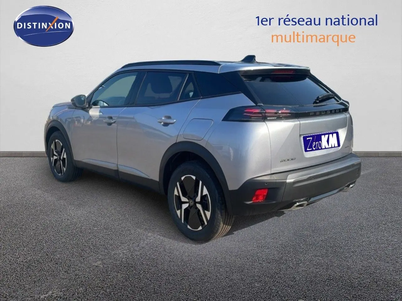 Peugeot 2008 Hybrid gris Artense métal vue 3/4 arrière droit, toit noir et jantes bi-ton distinctives.