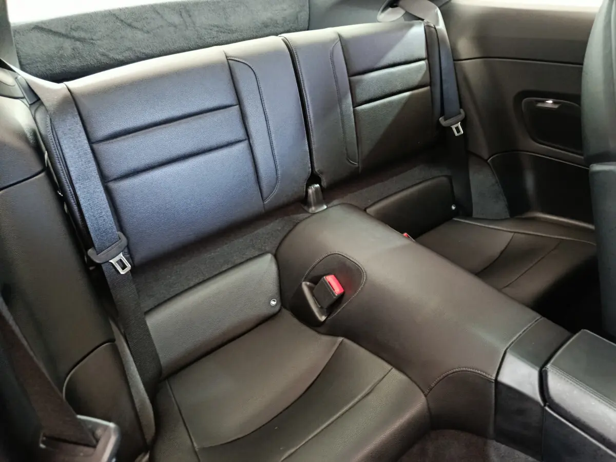 Vue intérieure arrière de la banquette sport noire en cuir de la Porsche 911 Carrera 4S Coupé 2019.