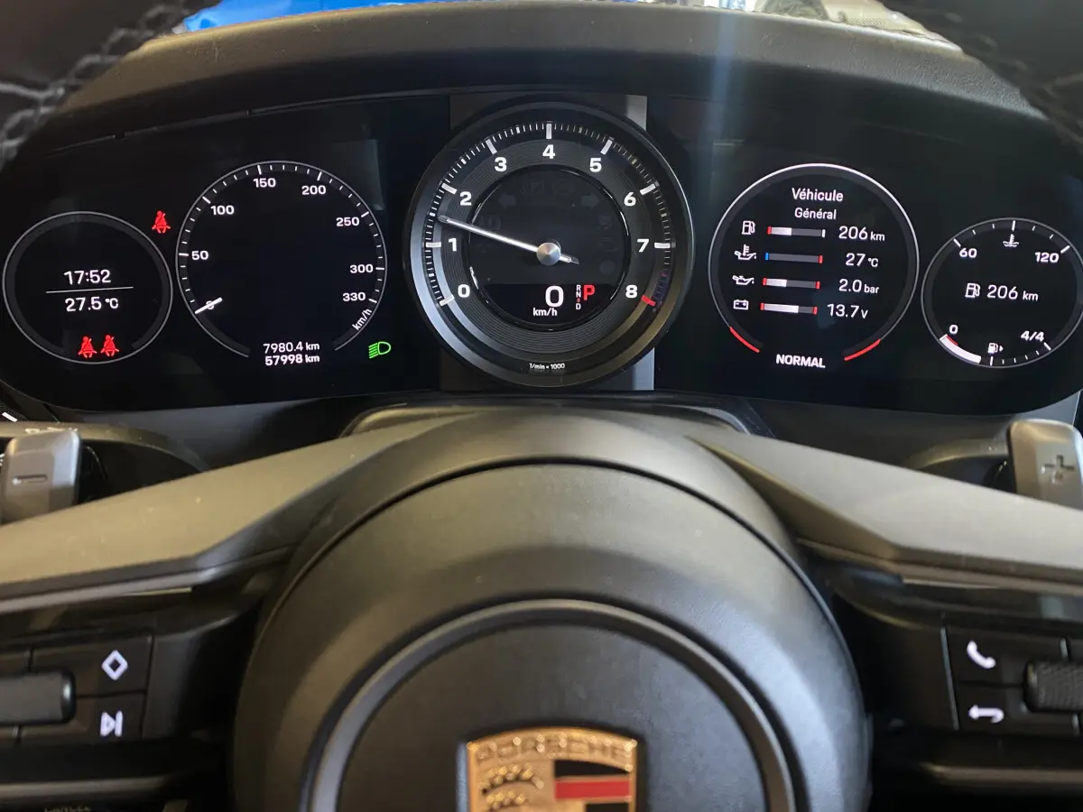 Tableau de bord numérique de Porsche 911 Carrera 4S 2019, affichage multifonctions avec compteur de vitesse et température.