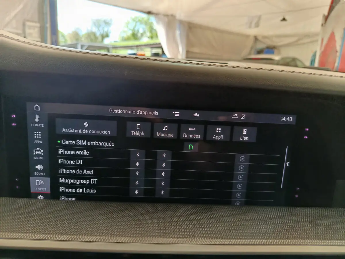 Écran tactile intérieur de la Porsche 911 Carrera 4S 2019 affichant le gestionnaire d'appareils connectés.