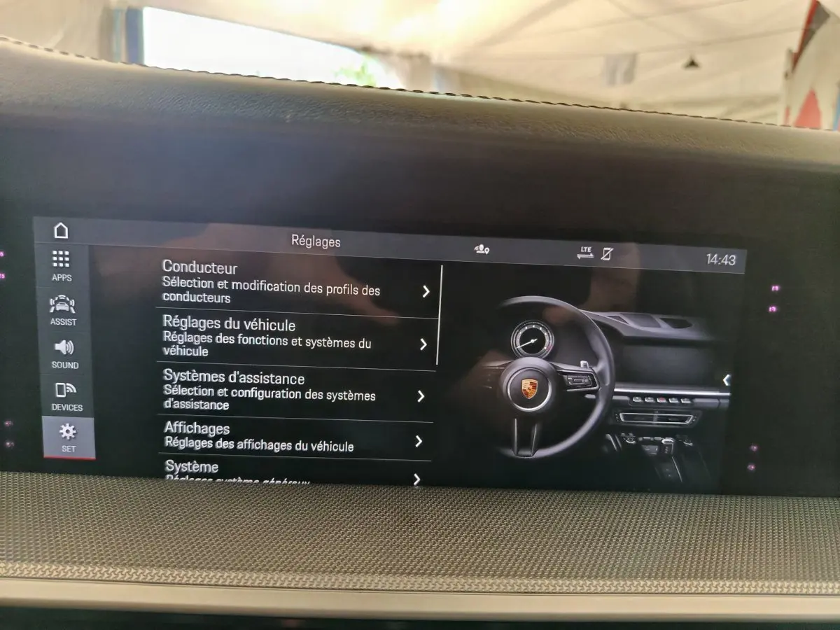 Écran tactile central affichant les réglages du véhicule dans l’habitacle d’une Porsche 911 Carrera 4S Coupé gris foncé.
