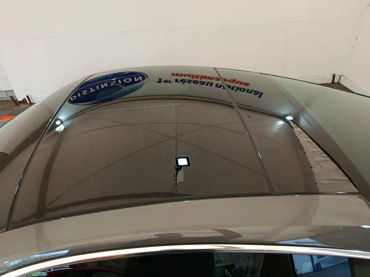 Toit ouvrant panoramique en verre du Porsche 911 Carrera 4S Coupé gris foncé vu de dessus en intérieur.