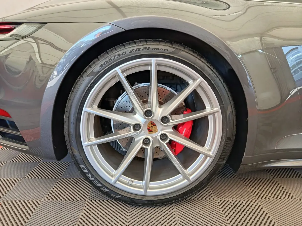 Gros plan sur la roue arrière droite grise d'une Porsche 911 Carrera 4S Coupé 2019 avec étrier de frein rouge.