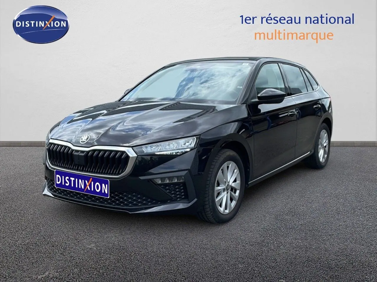 Skoda Scala noir magique métal vue 3/4 avant droit avec calandre distinctive et jantes argentées.