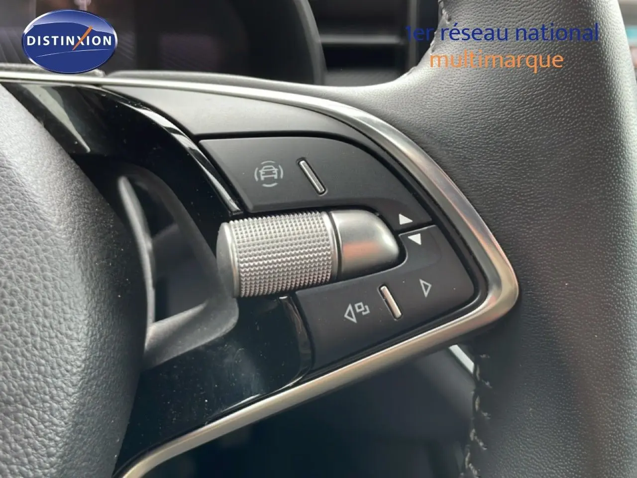 Gros plan sur les commandes au volant de la Skoda Scala 2025 en finition noire, avec molette et boutons multifonctions.