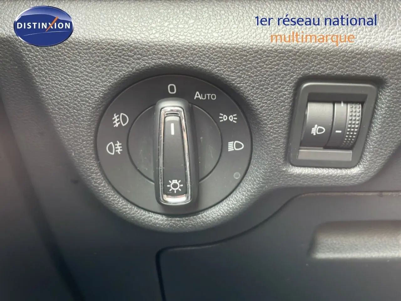 Gros plan sur le bouton de commande des phares du Skoda Scala 2025, finition noir mat avec réglage manuel.