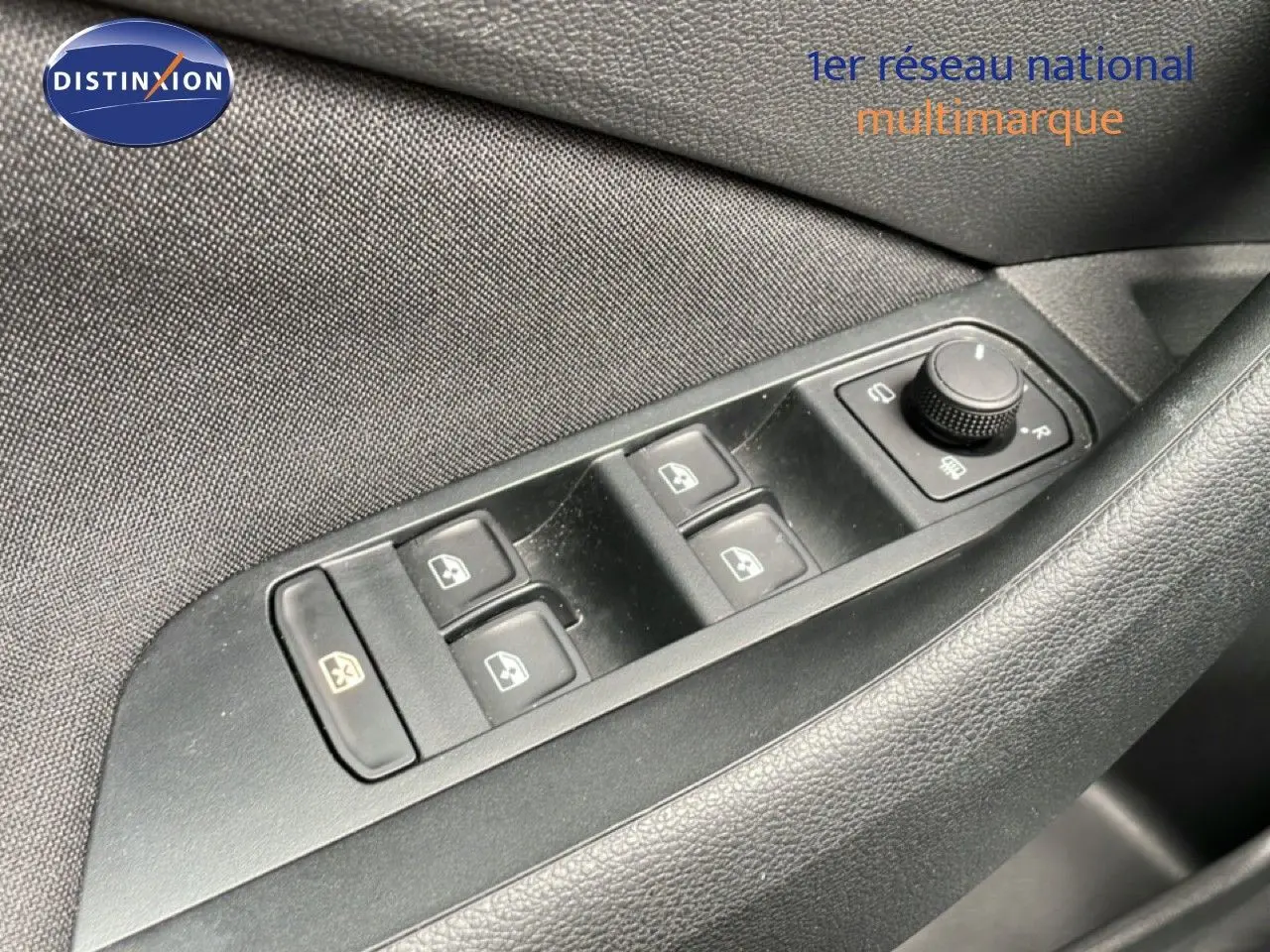 Commande des vitres électriques et réglage des rétroviseurs côté conducteur dans une Skoda Scala noire.