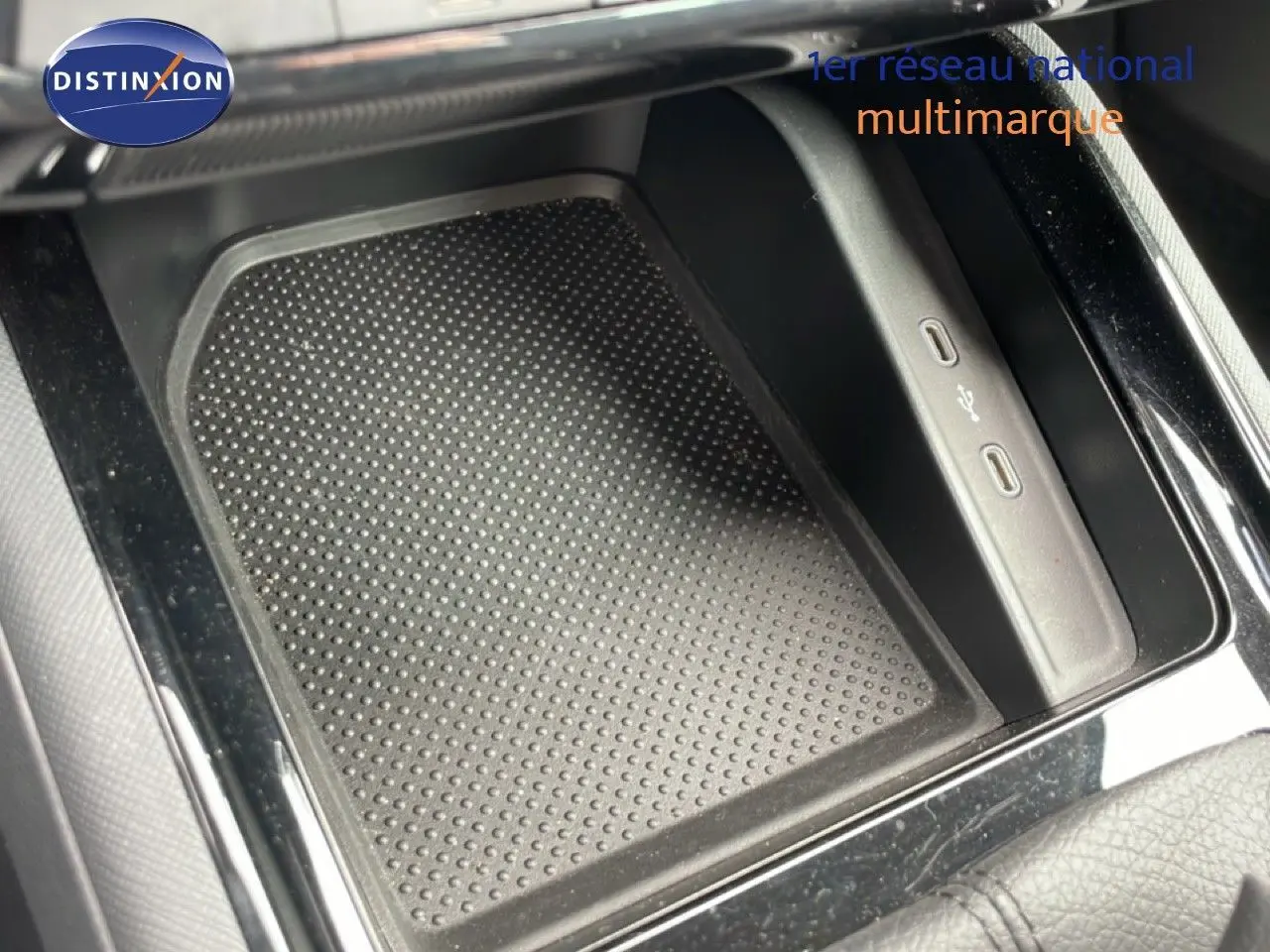 Gros plan sur la console centrale noire d’une Skoda Scala 2025, avec ports USB-C visibles et surface texturée antidérapante.