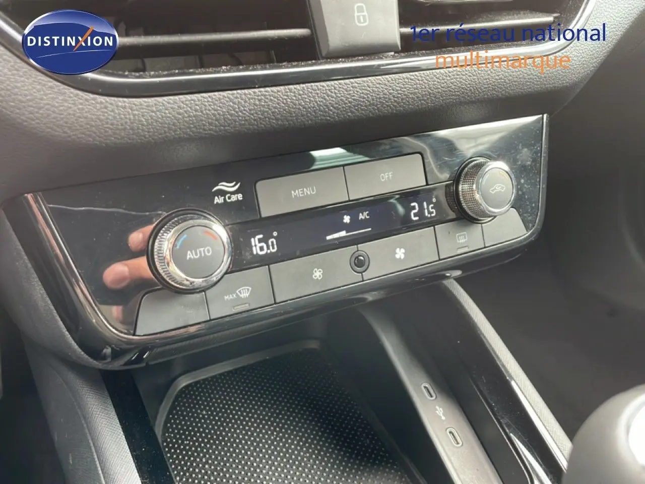 Détail de la console centrale de la Skoda Scala noire, montrant la commande de climatisation automatique et ports USB.