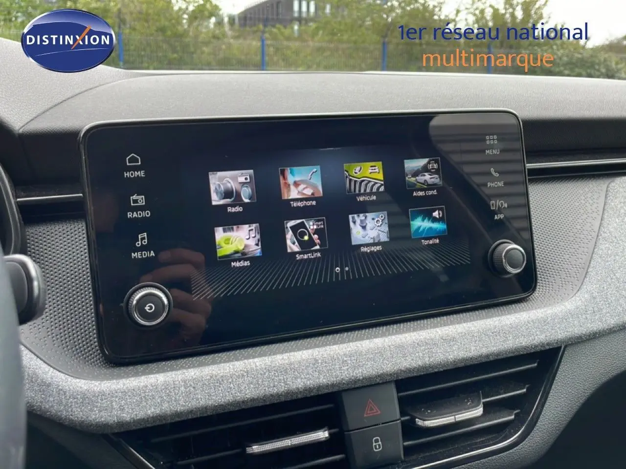 Vue rapprochée de l'écran tactile central du tableau de bord d'une Skoda Scala 2025, finition gris noir.