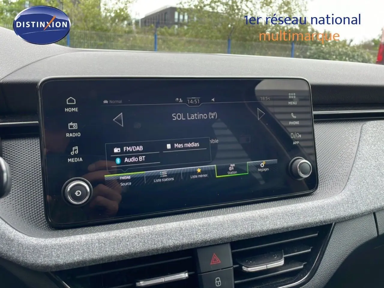 Écran tactile central du tableau de bord de la Skoda Scala noir magique métal, affichant la radio FM/DAB.