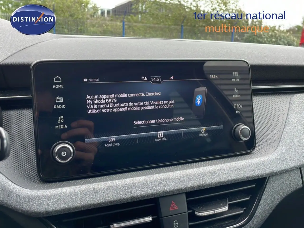 Écran tactile central de la Skoda Scala 2025 noir magique métal, affichant le menu Bluetooth dans un intérieur gris noir.