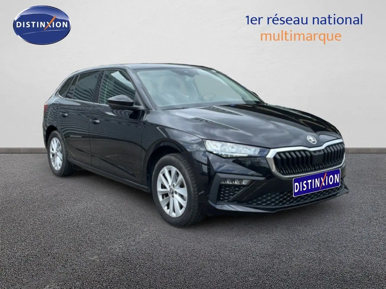 SKODA SCALA noir magique métal vue 3/4 avant droit, mettant en valeur sa calandre chromée et ses jantes argentées.
