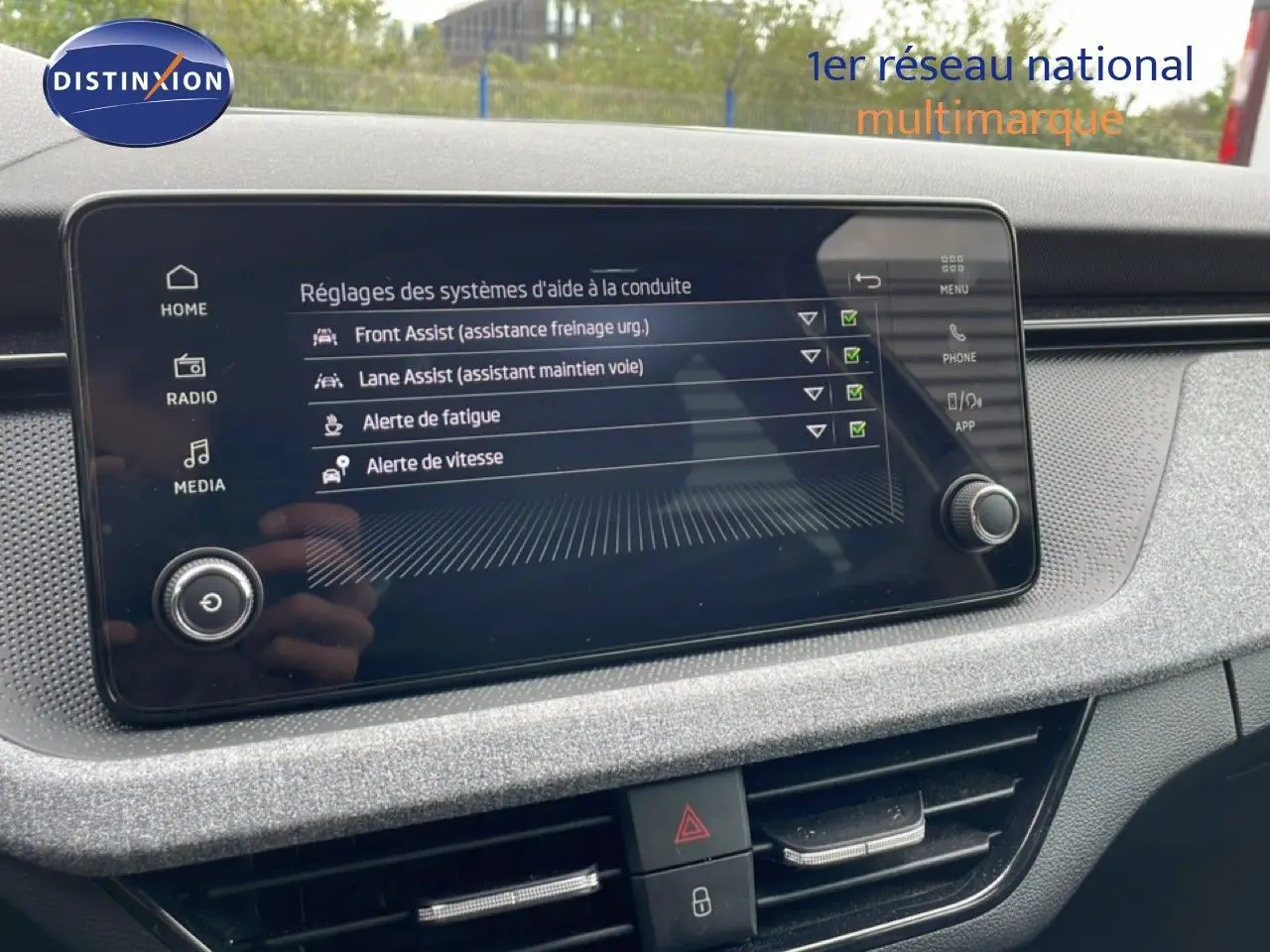Écran tactile central affichant les réglages d’aide à la conduite dans l’habitacle d’une Skoda Scala 2025.