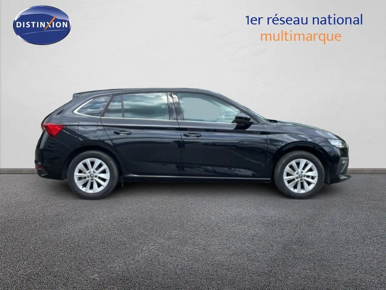 Profil droit d'une Skoda Scala 2025 noir magique métal, avec jantes alliage et lignes épurées visibles.