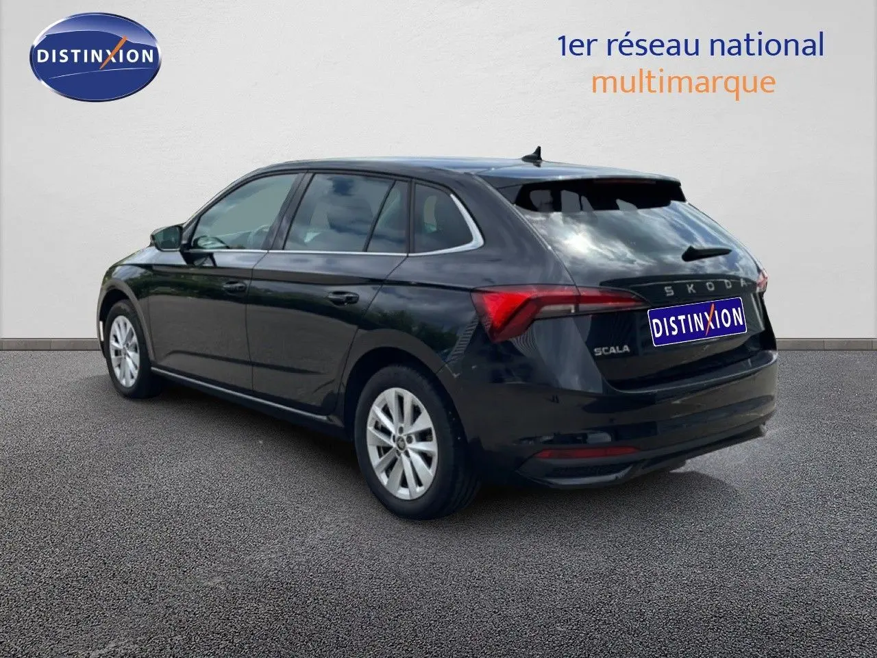 Vue 3/4 arrière droite d'une Skoda Scala 2025 noir magique métal avec feux arrière LED et jantes alliage 16 pouces.