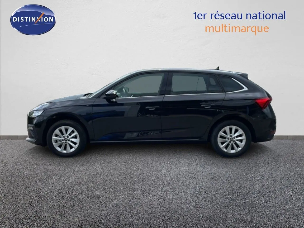 Vue de profil côté gauche d'une Skoda Scala 2025 noir magique métal avec jantes alliage et vitres teintées.