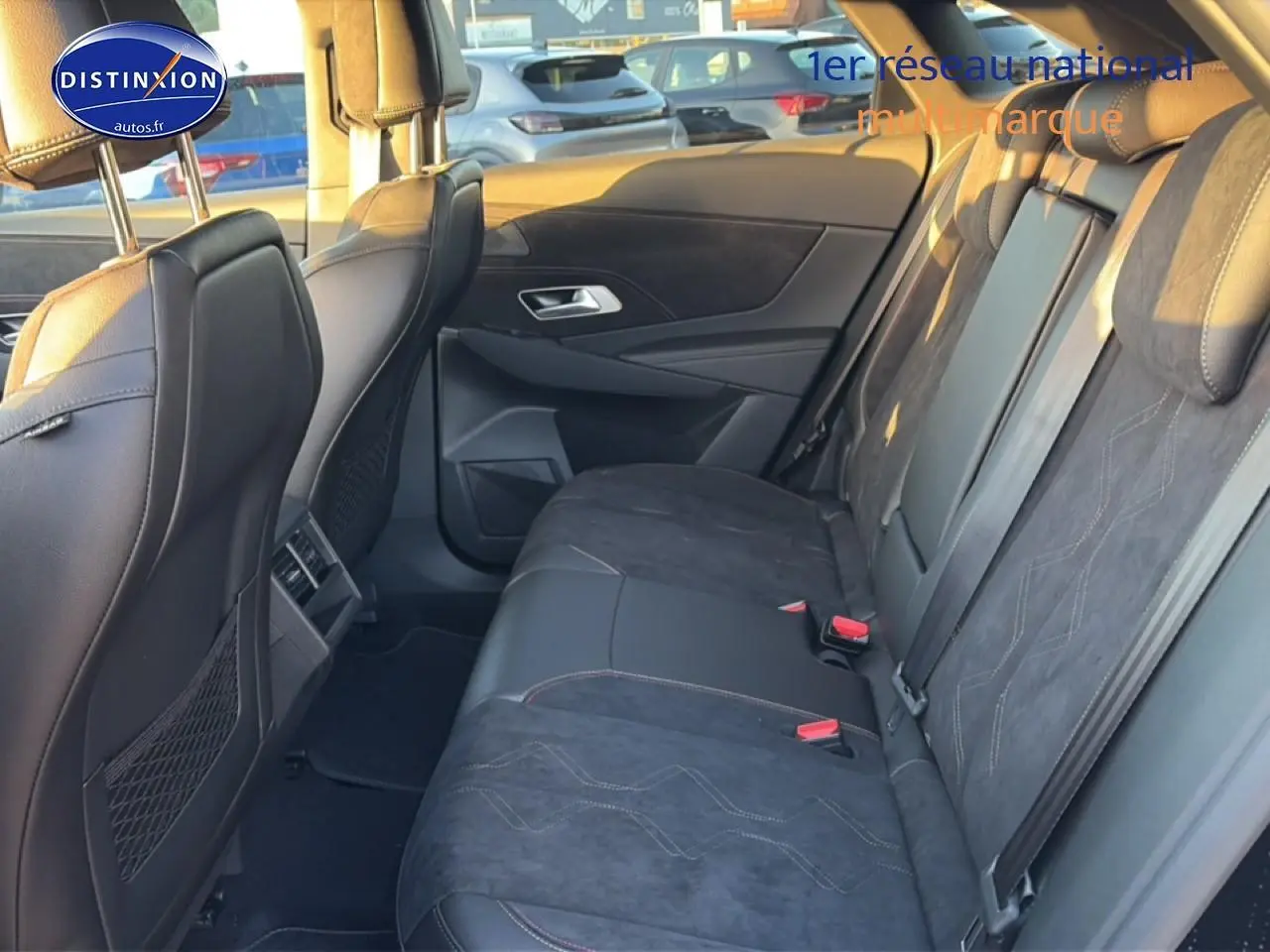Vue latérale intérieure montrant la banquette arrière noire en cuir et alcantara du DS7 2026 côté droit.
