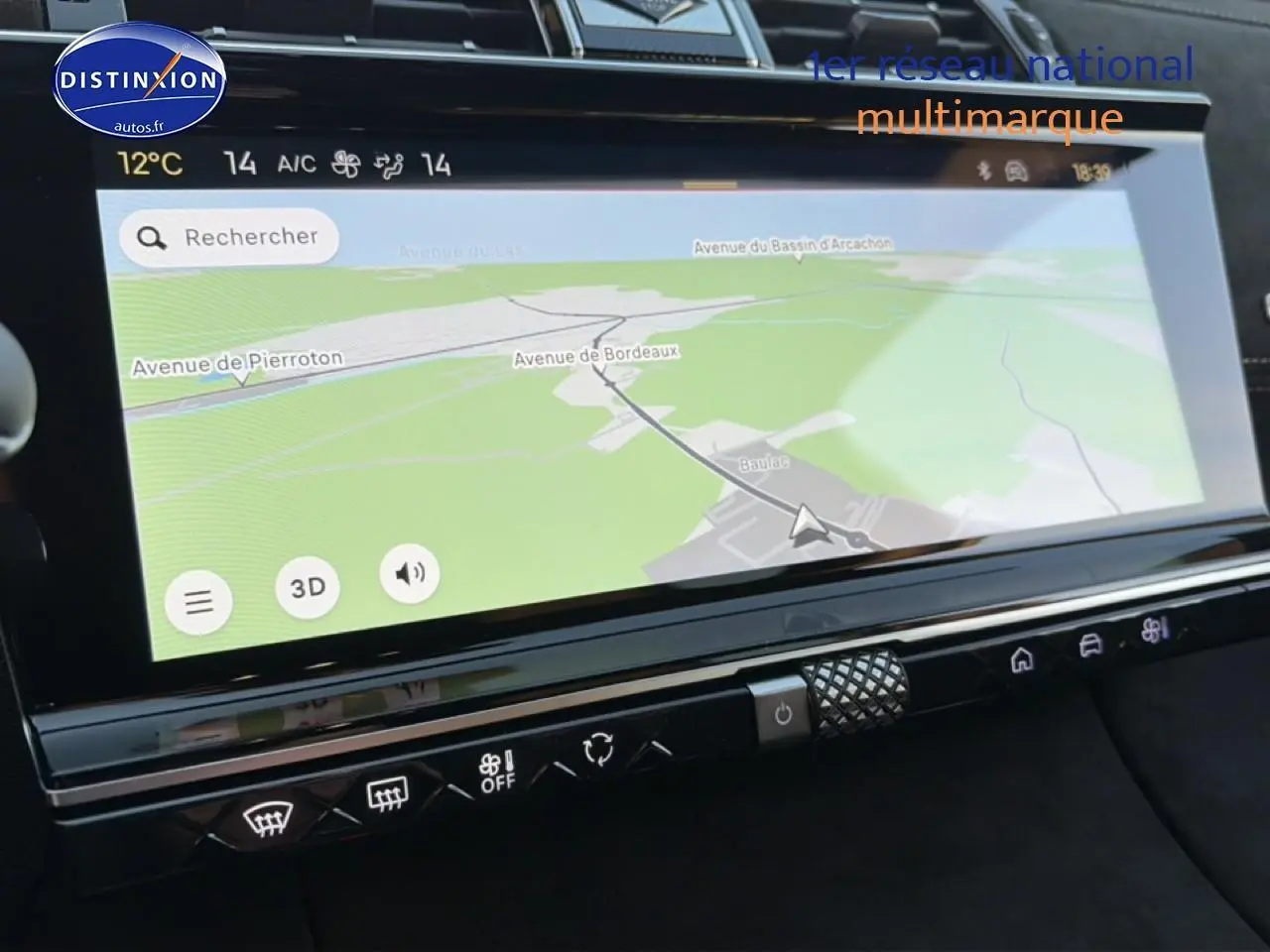 Écran tactile du système de navigation du DS7 noir, vue rapprochée de la console centrale intérieure.