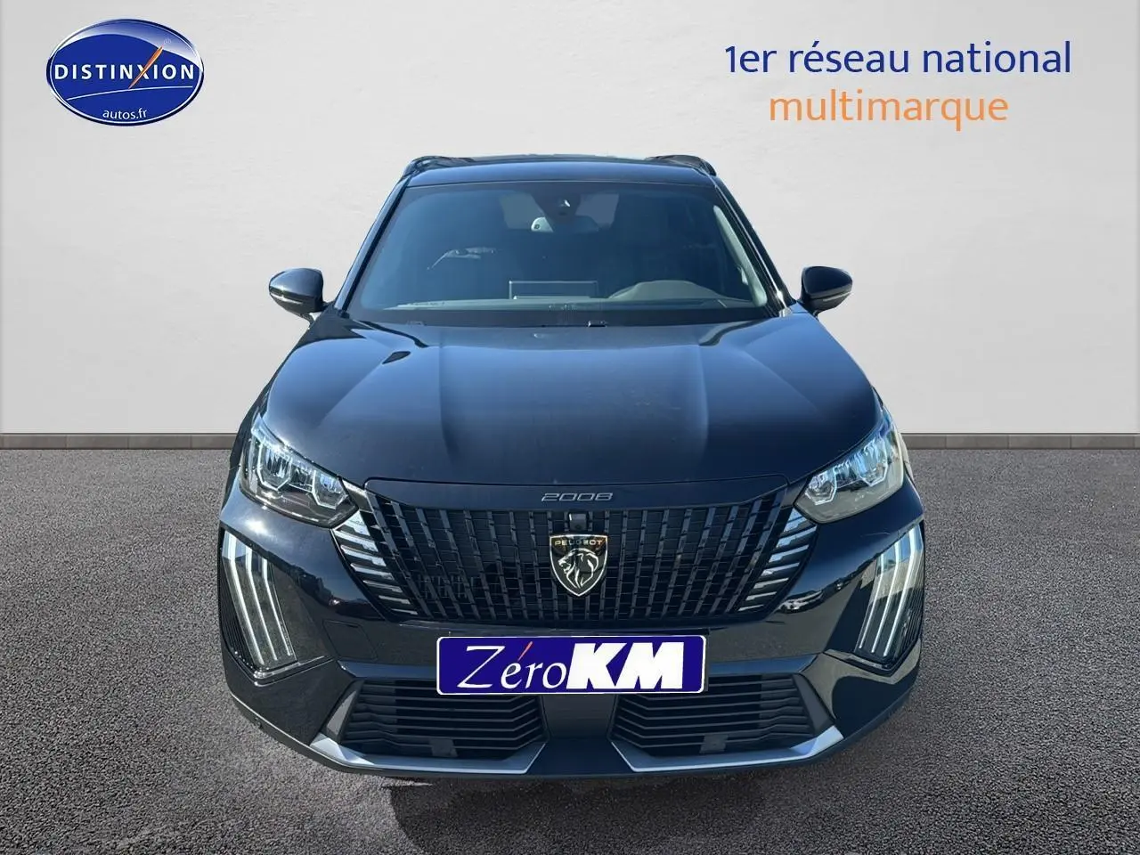 Vue frontale du Peugeot 2008 noir 2025 avec calandre distinctive et feux LED verticaux allumés.