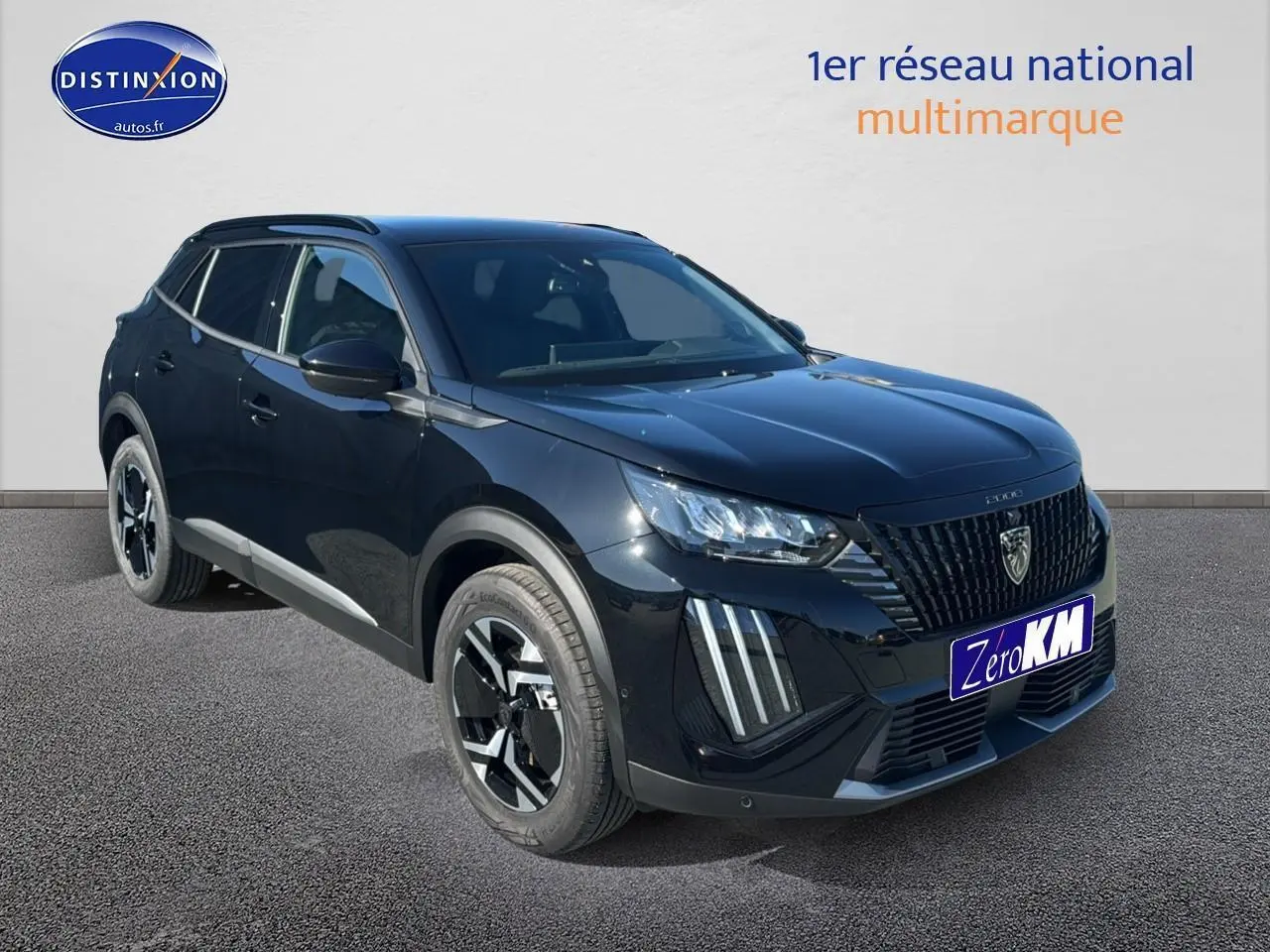 Peugeot 2008 noir en 3/4 avant droit, avec calandre distinctive et jantes alliage modernes.