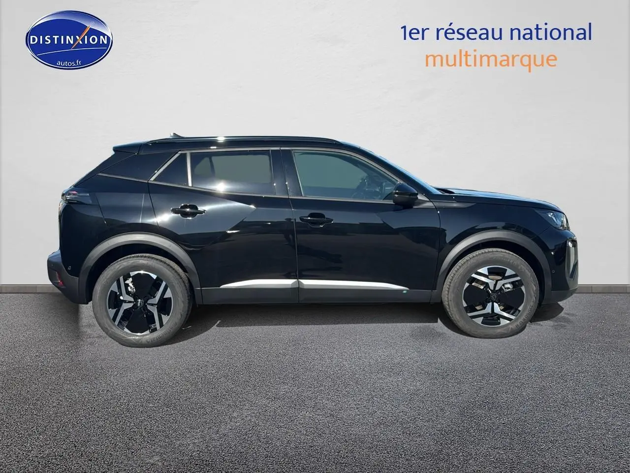 Profil côté gauche d'un Peugeot 2008 noir 2025 avec jantes alu et barres de toit visibles sur fond clair.