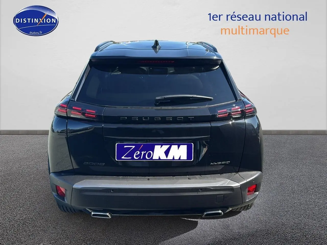 Vue arrière d'un Peugeot 2008 noir 2025 avec feux LED et double sortie d'échappement chromée.