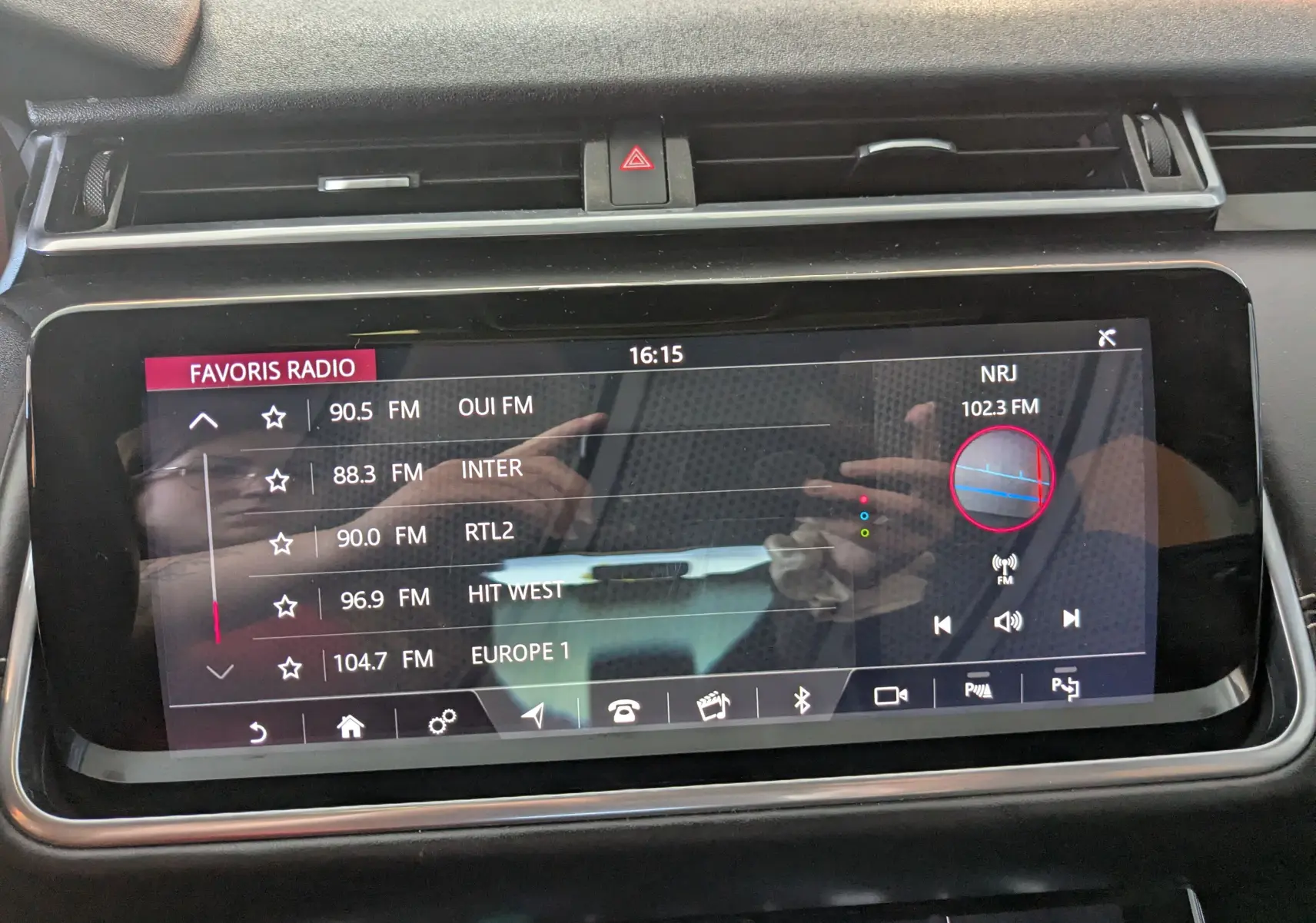 Écran tactile central du Range Rover Velar noir 2020 affichant la liste des radios FM favorites avec interface moderne.
