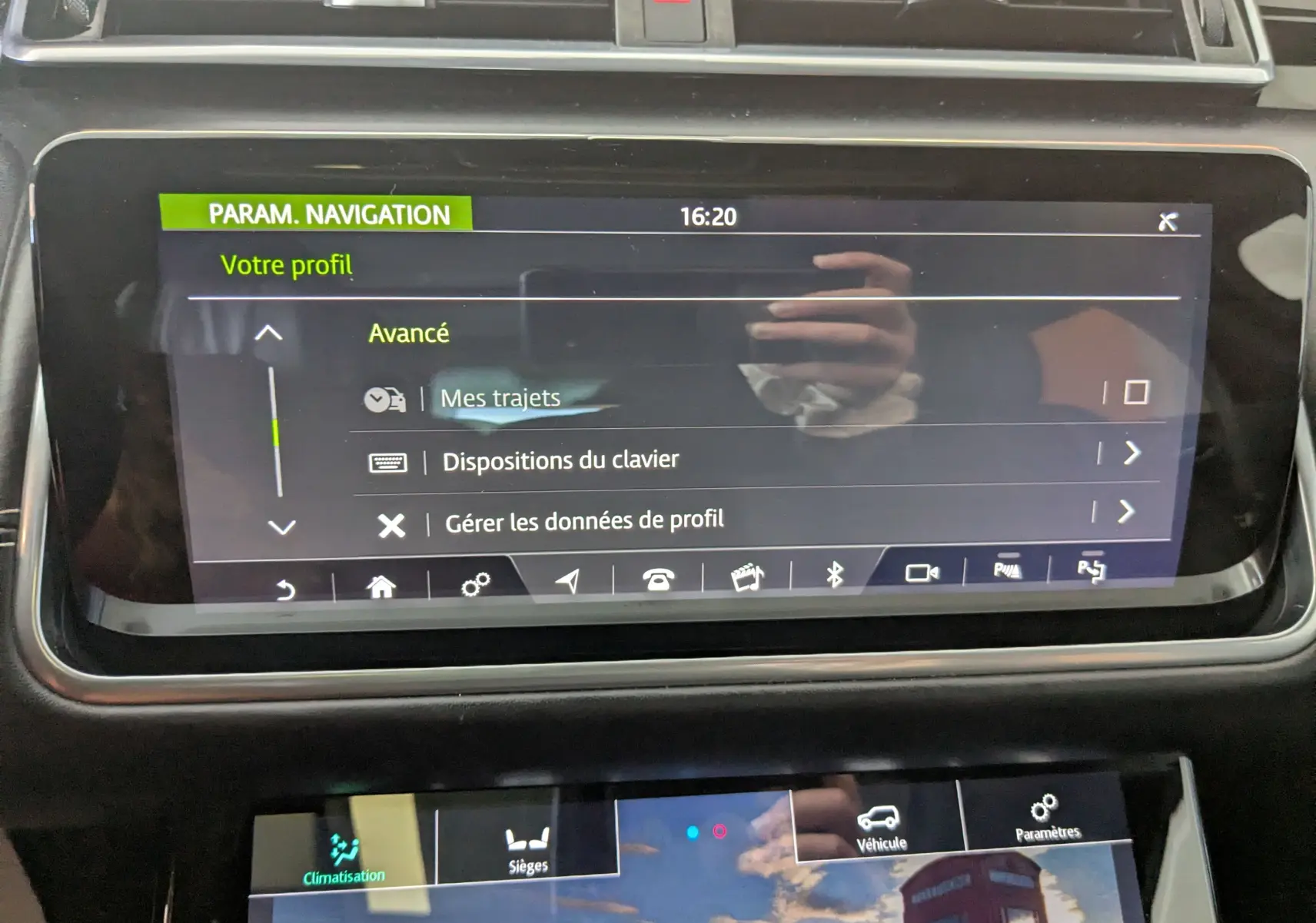 Écran tactile central du Range Rover Velar 2020 affichant les paramètres de navigation et climatisation.