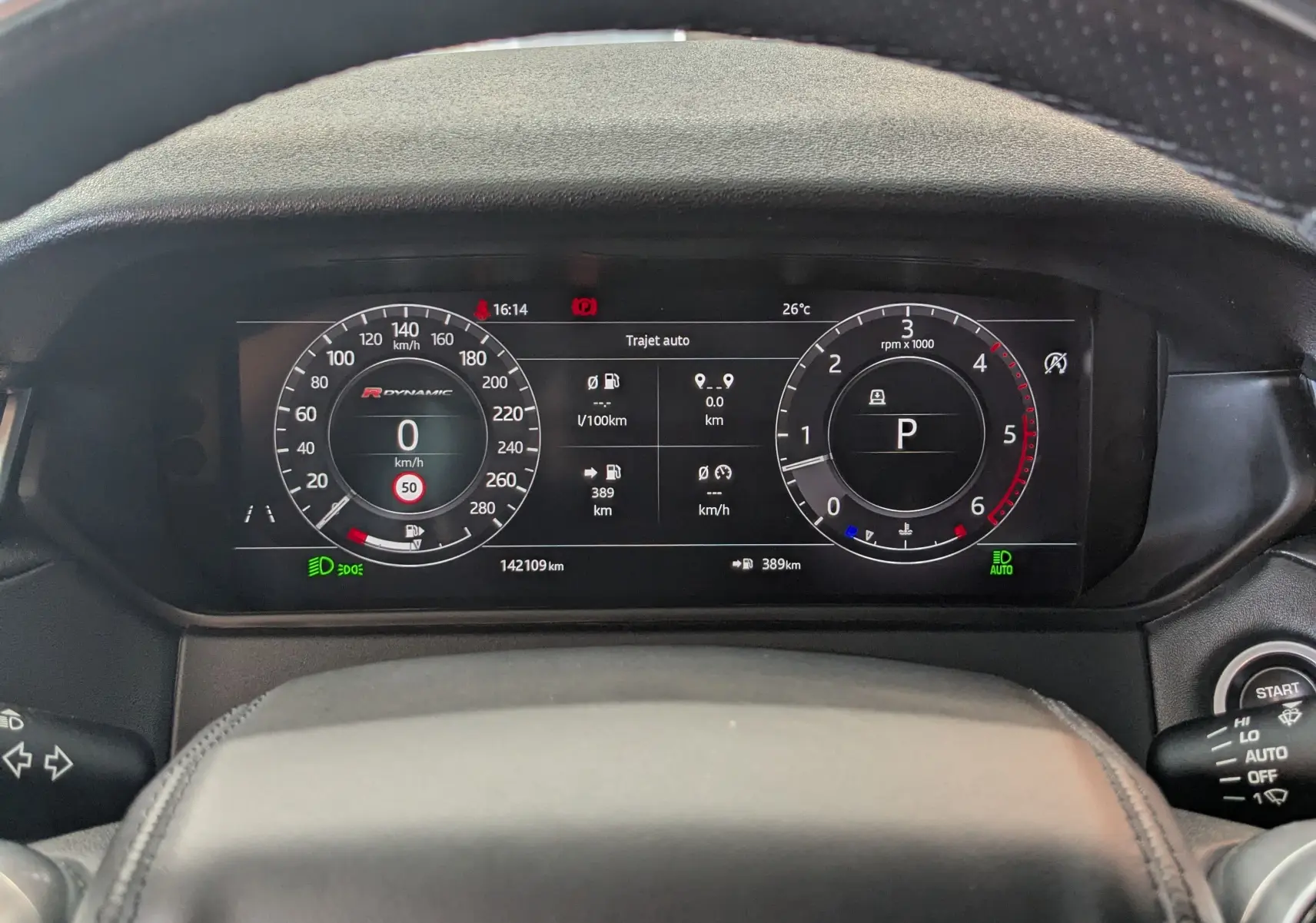 Vue rapprochée du tableau de bord numérique et du volant noir du Range Rover Velar 2020, affichant les compteurs et l'odomètre.