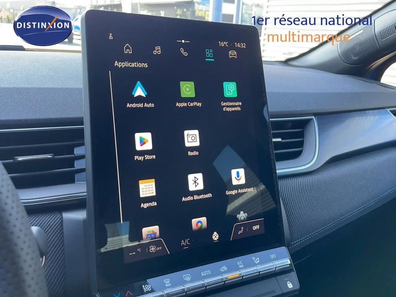 Écran tactile central de la Renault Captur E-Tech hybride 2025, avec interface Android Auto et Apple CarPlay visible.