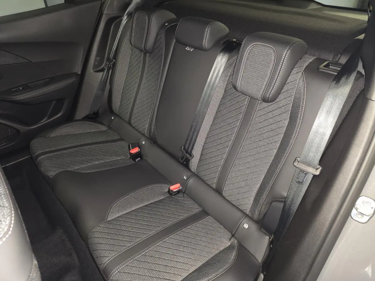 Vue intérieure de la banquette arrière gris foncé avec surpiqûres Quartz du Peugeot 2008 hybride 2025.