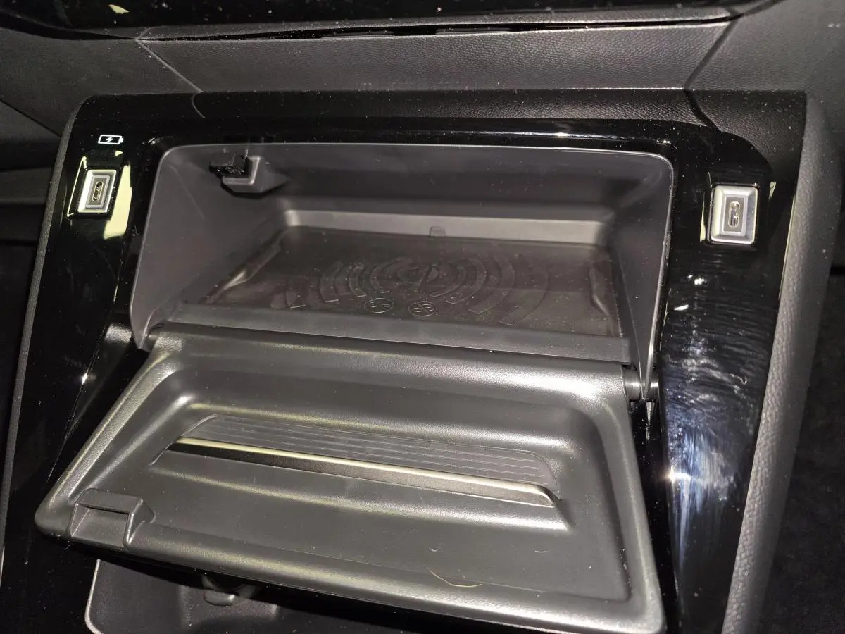 Vue rapprochée de la console centrale noire du Peugeot 2008 2025, avec compartiment ouvert et prises USB visibles.