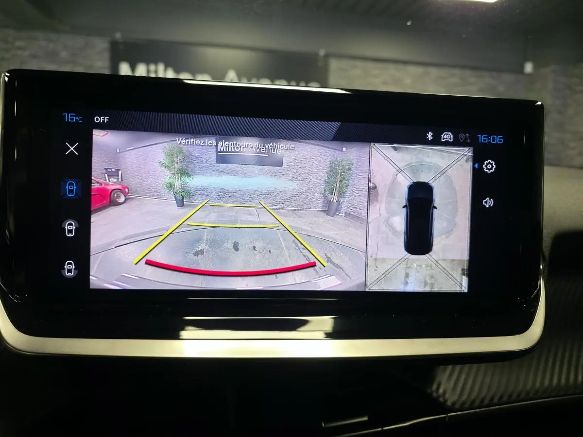Écran tactile intérieur du Peugeot 2008 2025 montrant la caméra de recul et l'affichage 360° en mode stationnement.