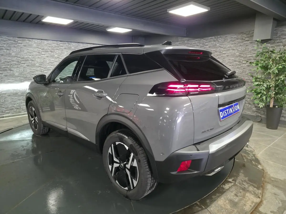 Vue 3/4 arrière droite du Peugeot 2008 gris métallisé avec feux arrière LED 3 griffes et jantes alliage 17'' bi-ton.