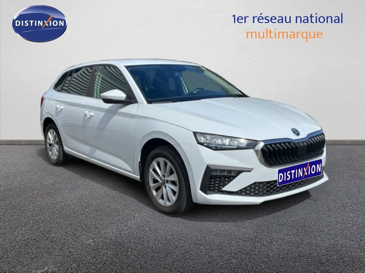 Vue 3/4 avant d'une Skoda Scala blanc glacier avec calandre noire et jantes alliage 16 pouces sur fond neutre.