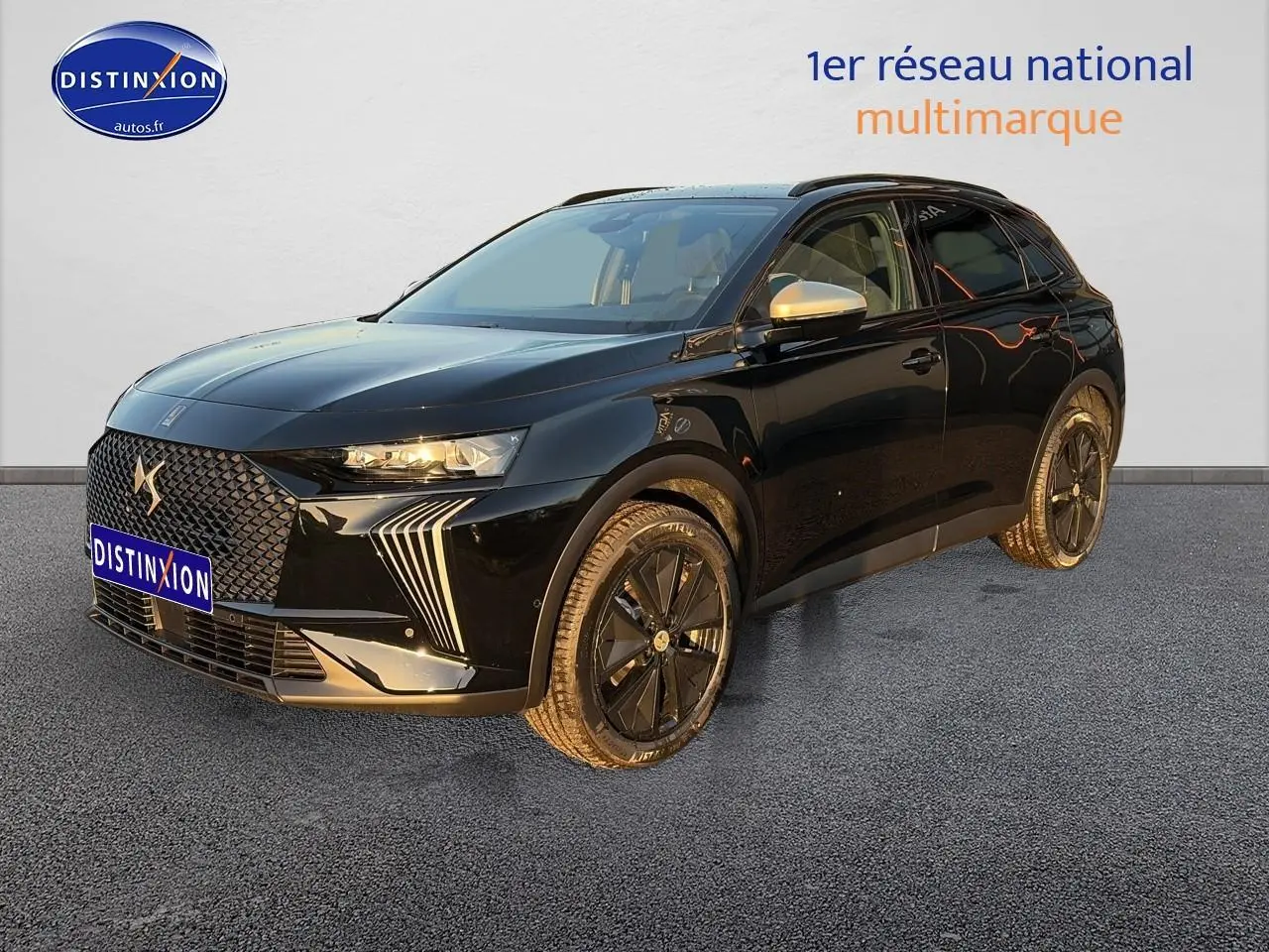 DS7 noir 2026 en 3/4 avant droit, avec calandre distinctive et jantes noires brillantes.
