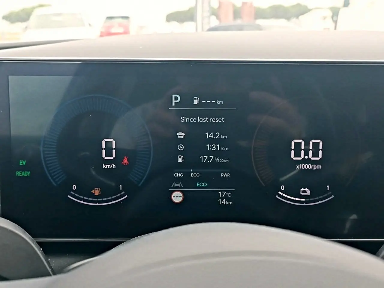 Tableau de bord numérique du Hyundai Tucson gris, affichant vitesse, régime moteur et informations hybrides.