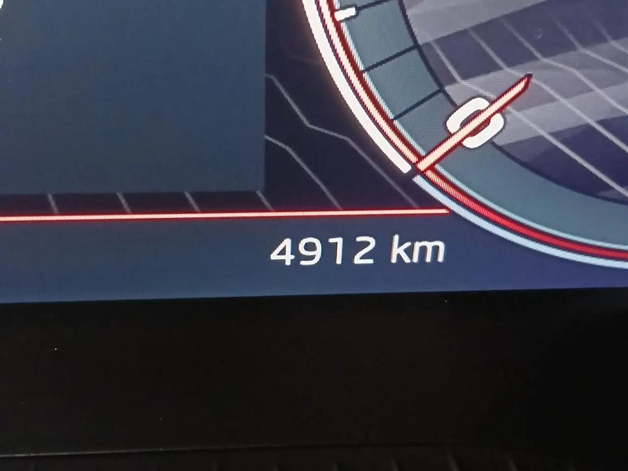 Affichage du compteur digital indiquant 4912 km sur le tableau de bord du Skoda Karoq 2025.
