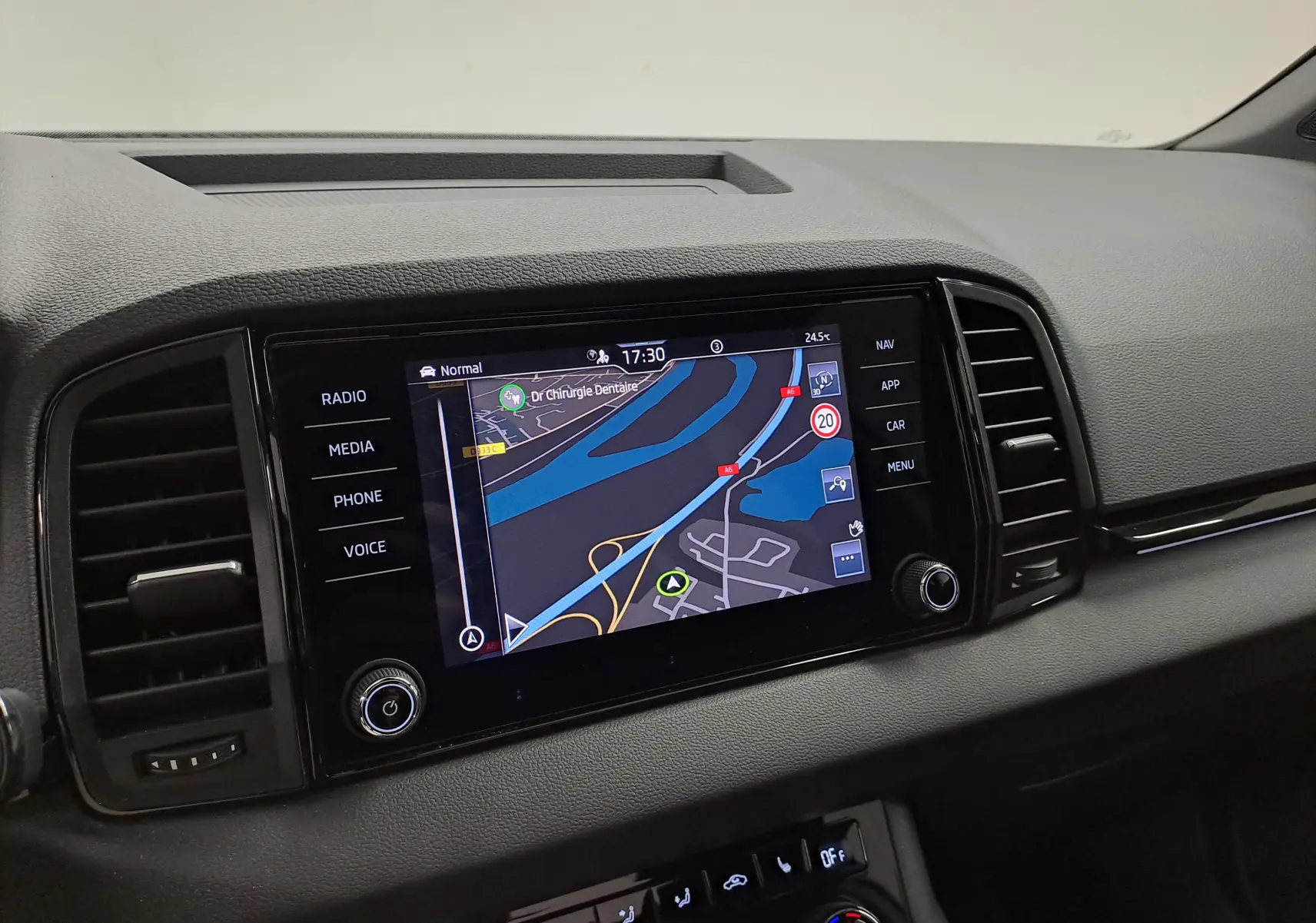 Écran central tactile du tableau de bord du Skoda Karoq blanc lune 2025 affichant la navigation GPS.