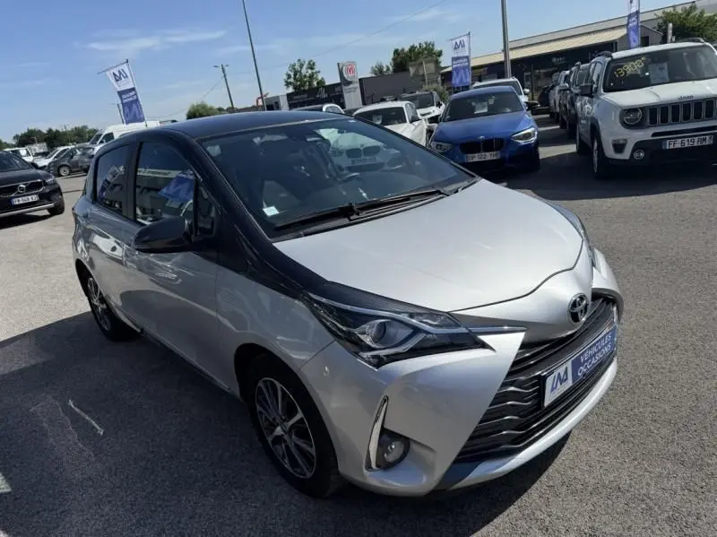 Toyota Yaris 2020 gris métal vue 3/4 avant droit, avec calandre noire distinctive et jantes alliage.
