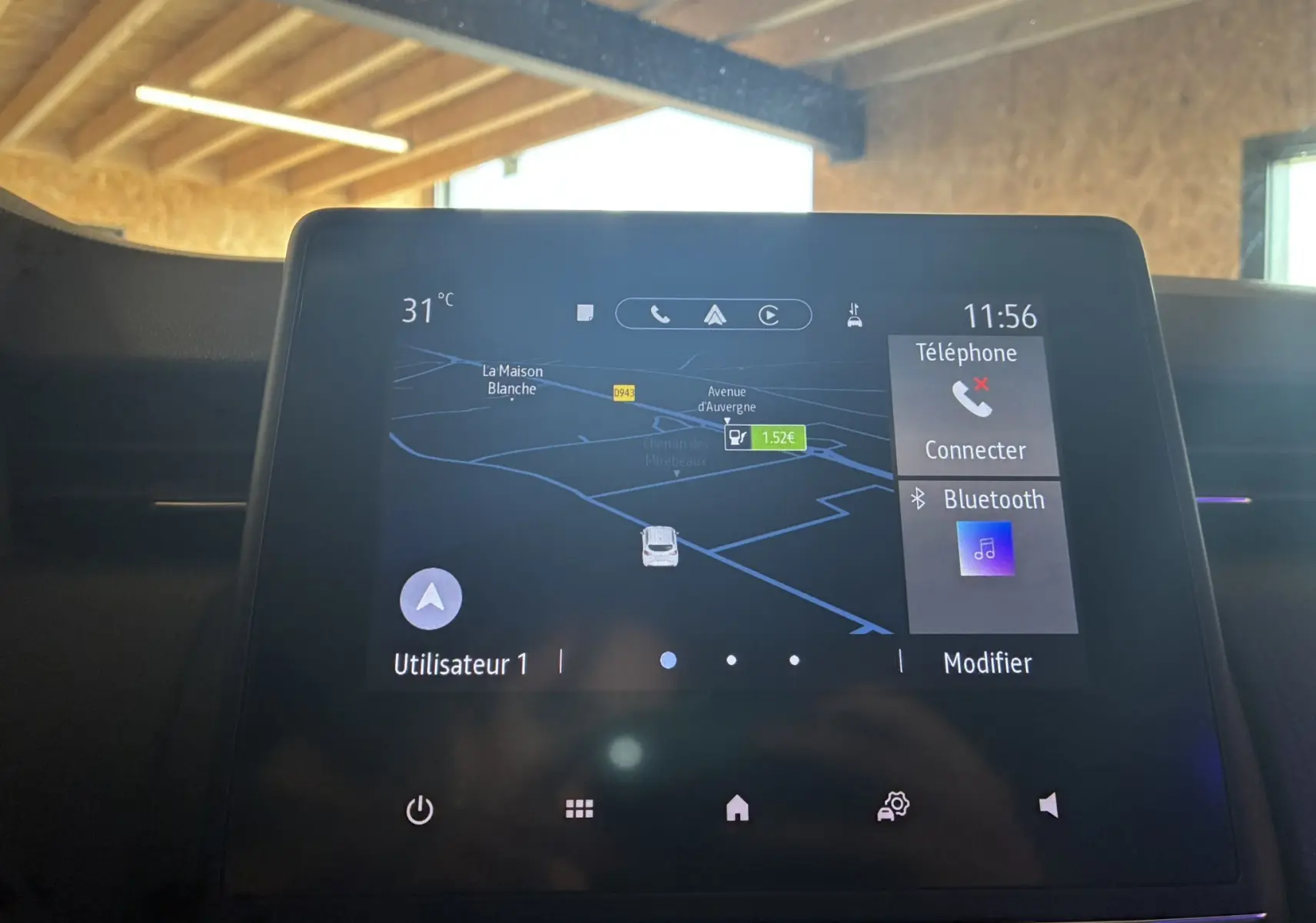 Écran tactile du système de navigation et multimédia de la Renault Clio 1.5 BlueDCI Business 2022, intérieur noir.