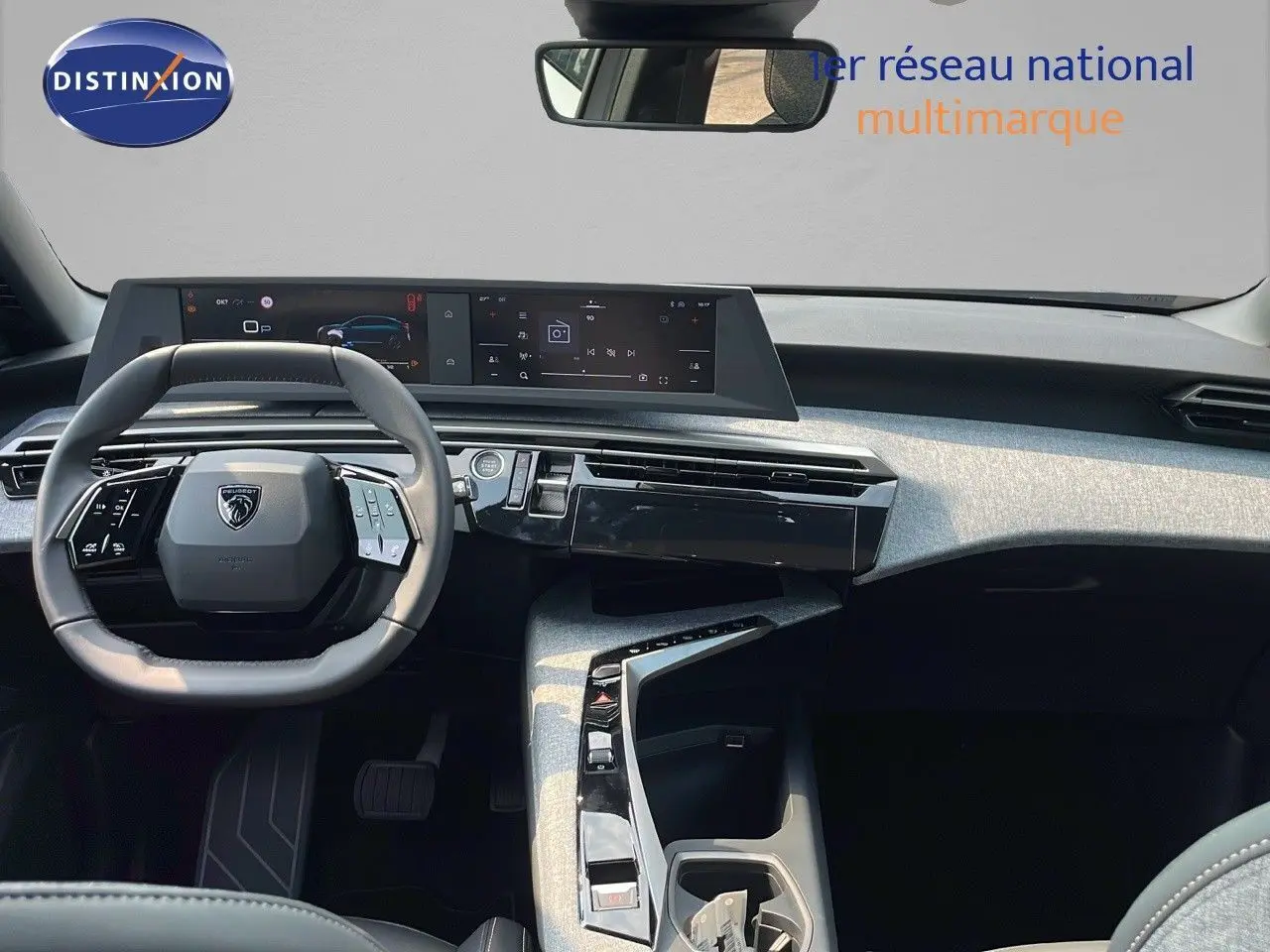 Intérieur du Peugeot 3008 Hybrid 2025 en gris, vue frontale du tableau de bord et volant compact multifonctions.