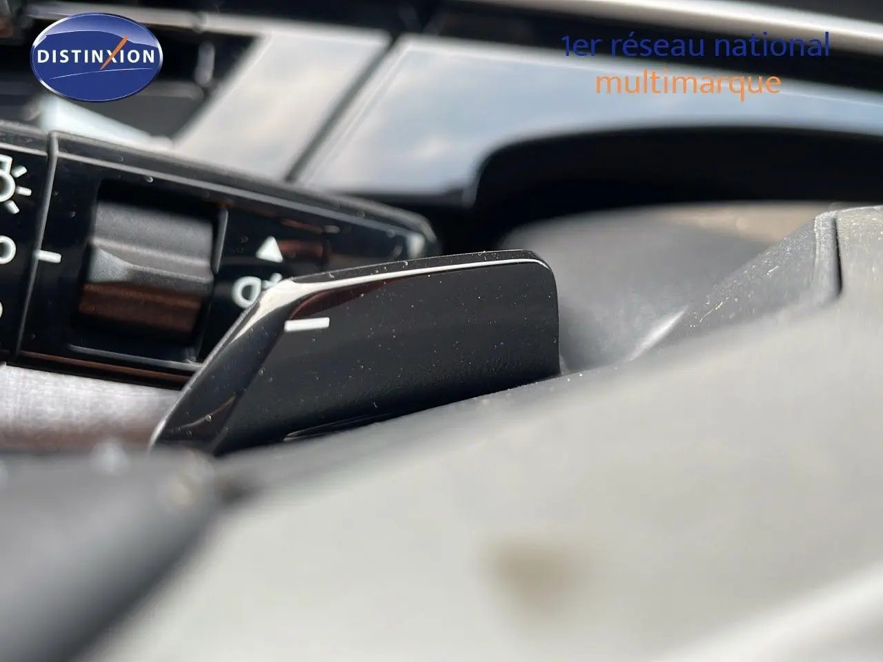 Gros plan sur la palette de changement de vitesse noire dans l'habitacle du Peugeot 3008 Hybrid gris 2025.